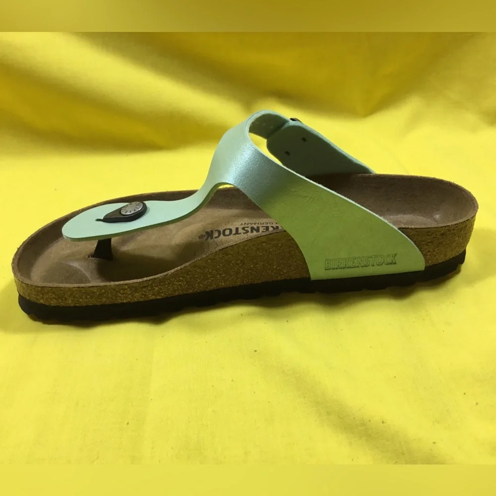 Birkenstock Women’s Silver Thong Sandals SZ 39  NWT